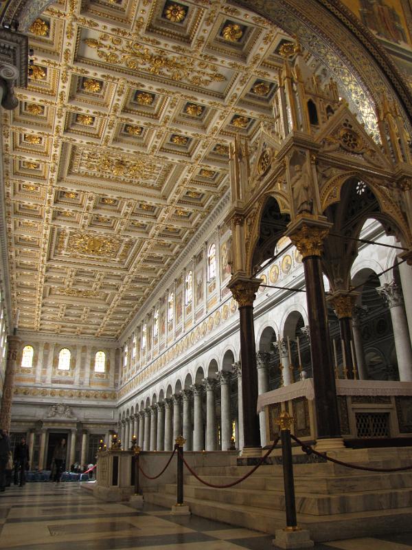 san paolo fuori le mura_interieur.jpg - Interieur van de Sint-Paulus buiten de Muren. Onder de ramen zijn ronde schilderingen aangebracht van elke paus sinds Petrus.